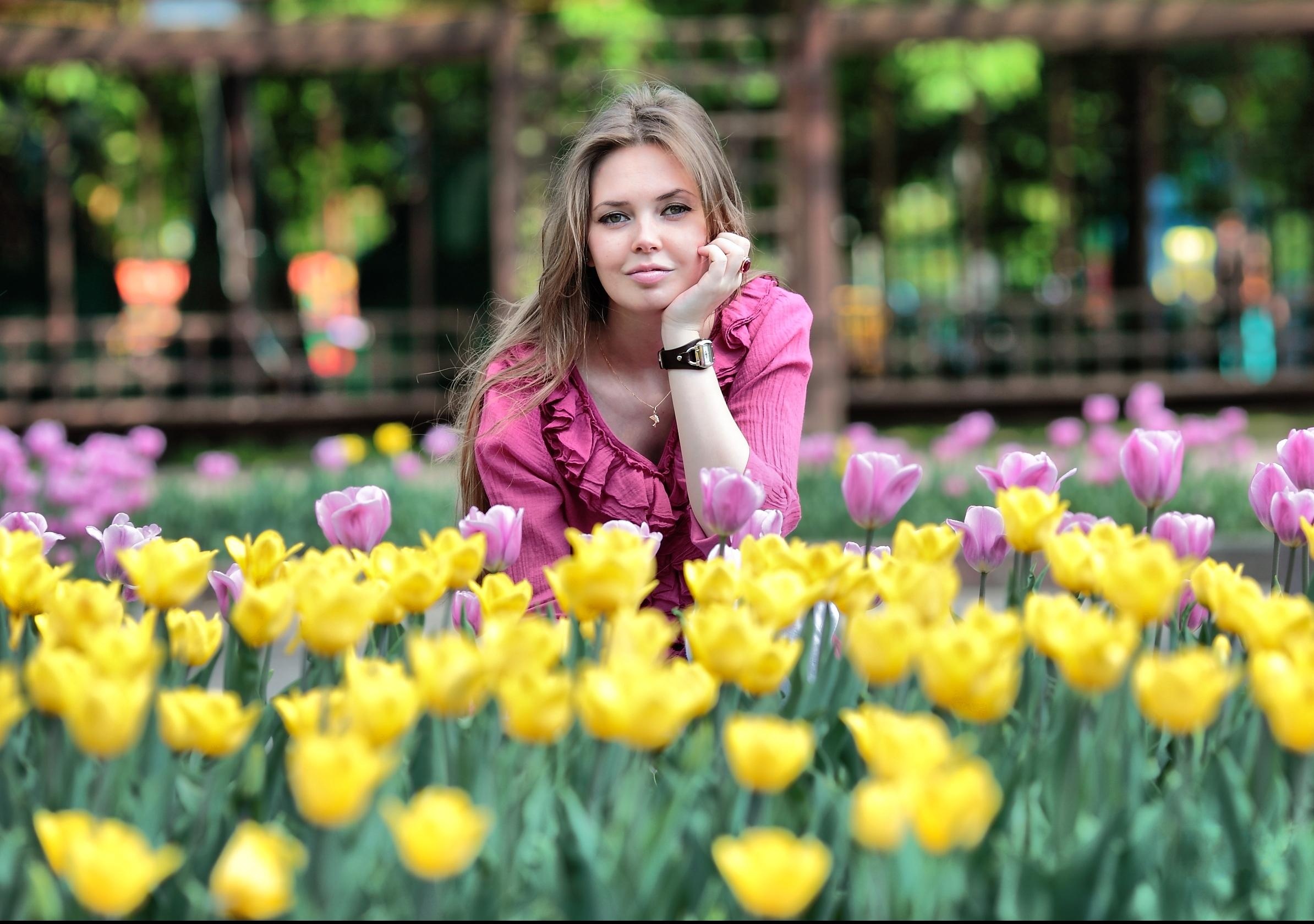 Среди весенних первых. Женщина с тюльпанами. Фотосессия с тюльпанами. Букет цветов для девушки.