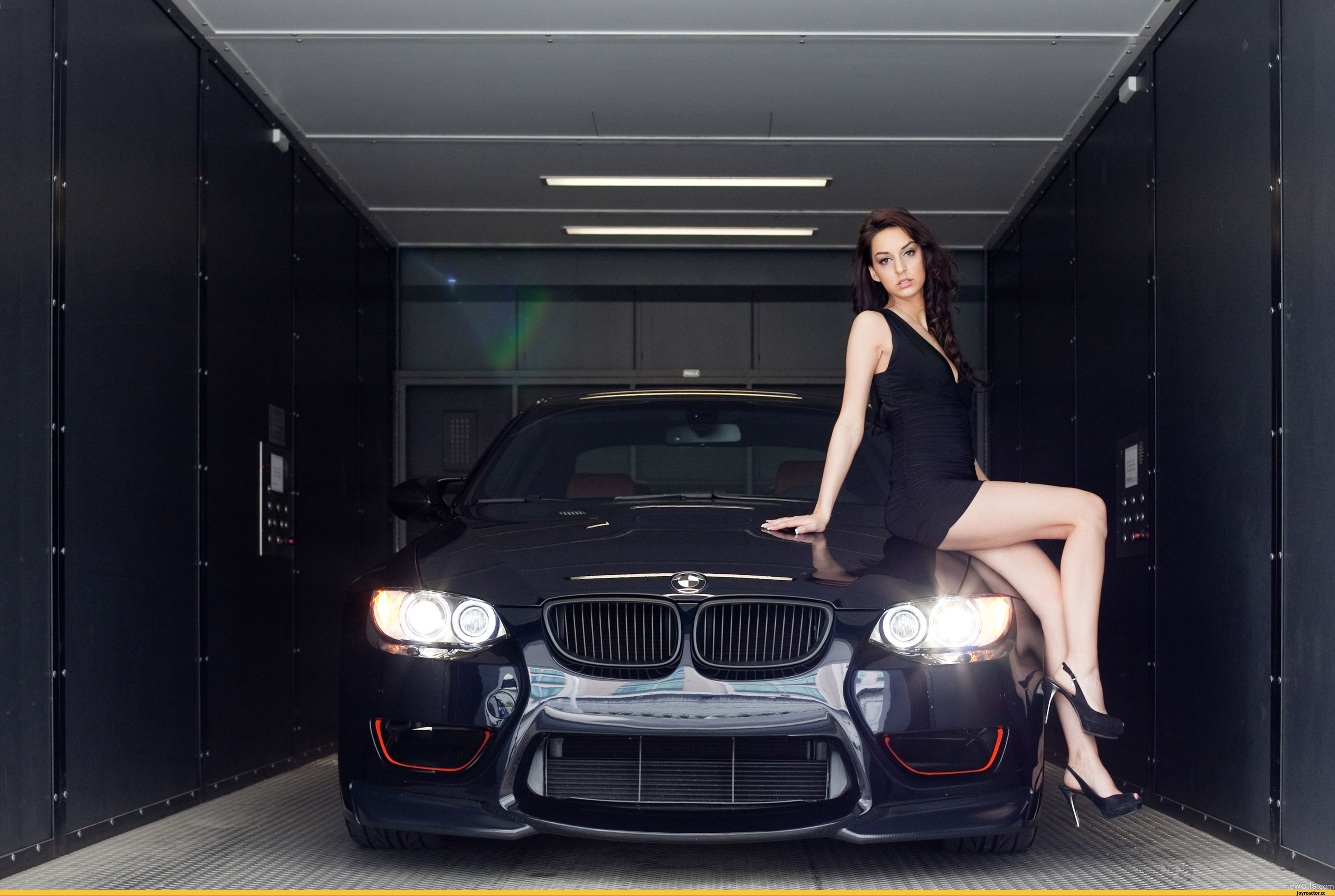 Песня катит bmw. BMW e60 и девушка. Брюнетка в БМВ х6. Девушка в машине. Фотосессия в гараже.