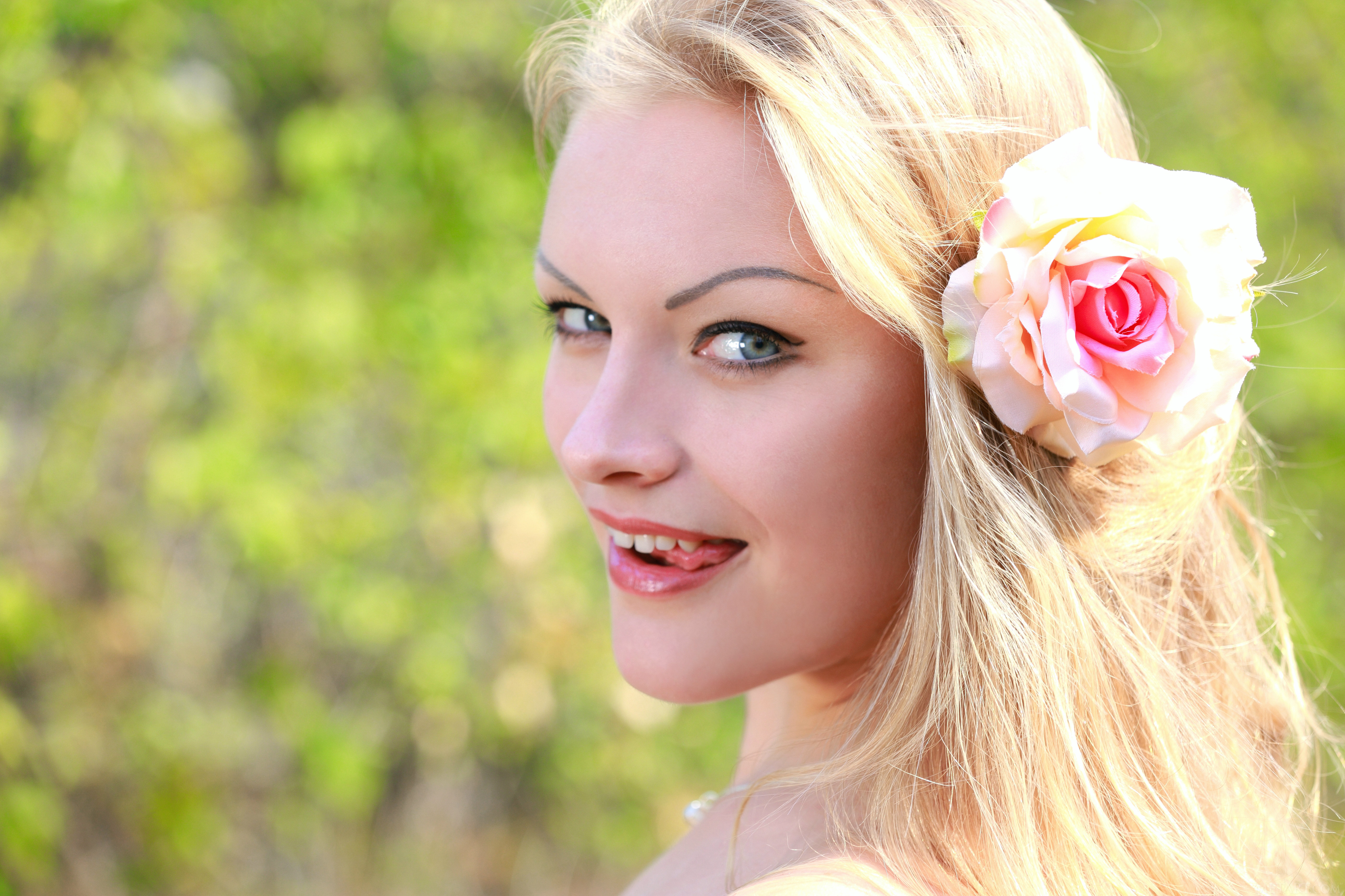 Download Photo X Alessandra A Blonde Flower Eye Contact Smile Id