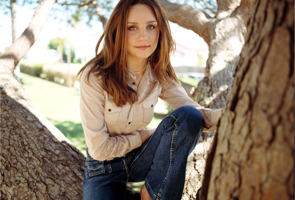 amanda bynes, actress, smile, jeans