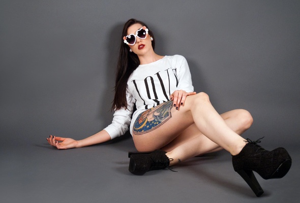 ronnie jean, amateur, dark hair, sunglasses, high heels, tattoo, sexy babe, brunette, legs