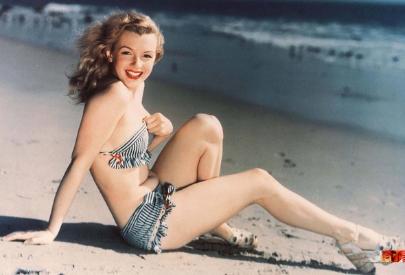 marilyn monroe, hollywood, celebrity, brunette, sexy babe, sitting, smile, beach, sand, water, bikini, smile, legs, heels, 1960, retro, pin up, marilyn, diva, archive photo, femme, personality, sexy, posing attitude, skinny, delici