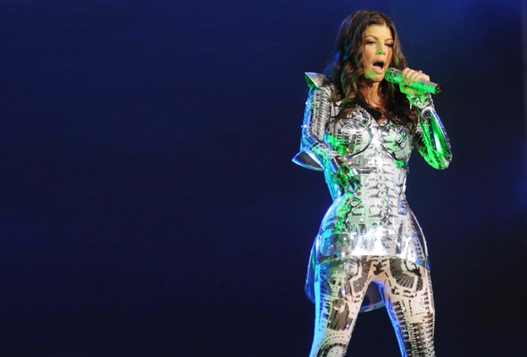 stacy fergueson, singer, brunette, celebrity, on stage, microfone, performing, fancy costume, sexy babe, stacy, fergie, stacy ann ferguson, fergie duhamel, real celebs wall