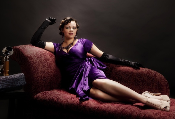 brunette, model, pin up style, sitting, sofa, sexy babe, purple, dress, gloves, necklace, heels, legs, decollete, pin up, hi-q