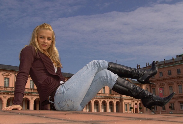 young, blonde, amateur, outdoor, sexy babe, jeans, boots, sitting, posing, buffalo boots, fotoshooting, knee boots, hi-q, babes in boots