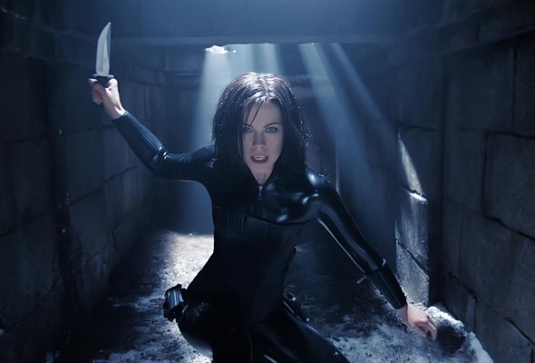 kate beckinsale, moviescene, outtake, screenshot, movie, underworld, actress, hollywood, celebrity, close up, eyes, face, shiny, black, latex, catsuit, sexy babe, armed, knife, armor, hot, personality, fetish babe, real celebs wall