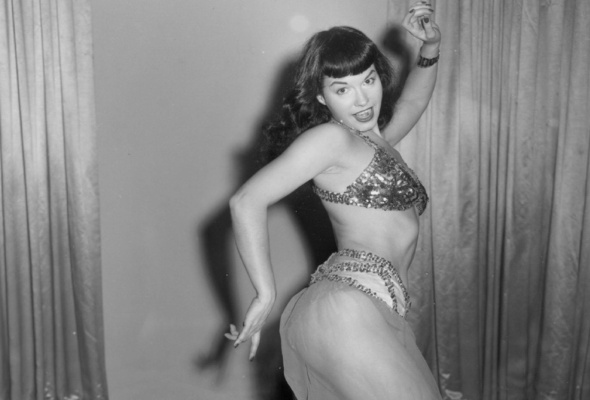 bettie page, betty, bettie, betty page, diva, legend, sexy babe, long hair, posing, smile, sexy dressed, oriental, nice rack, sexy ass, pin up style, black and white, b&w, successfull re-up, real celebs wall, sex symbol, diva, vintage