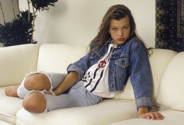 milla jovovich, serbian, russian, model, celebrity, actress, slim, sexy babe, brunette, sitting, sofa, casual wear, destroyed, jeans, young, hottie, erotic, hi-q, real celebs wall