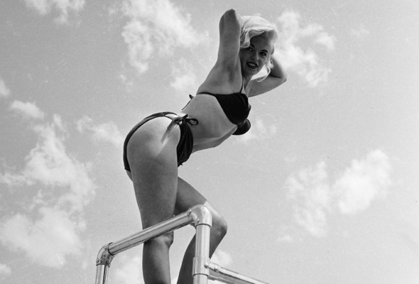 jayne mansfield, blonde, busty, american, actress, celebrity, 50s, sexsymbol, curvy, sexy babe, long hair, posing, bikini, hot, body, retro, black and white, b&w, real celebs wall, hollywood, glamour, diva, vintage
