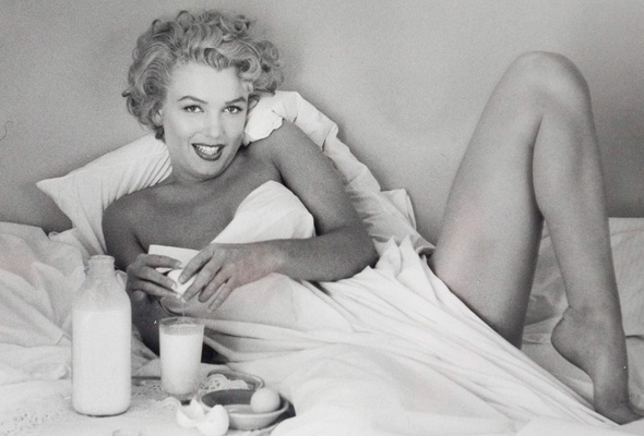 norma jean baker, aka, marilyn monroe, blonde, playmate, celebrity, hollywood, glamour, actress, diva, singer, sex symbol, sexy babe, curves, vintage, black and white, erotic, breakfast, real celebs wall