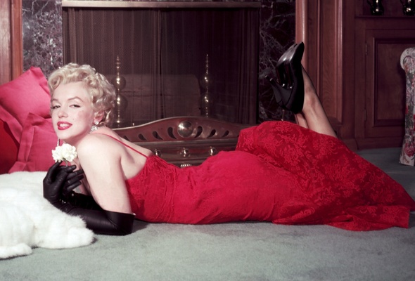 norma jean baker, aka, marilyn monroe, blonde, playmate, celebrity, hollywood, glamour, actress, diva, singer, sex symbol, sexy babe, curves, vintage, red, evening robe, opera gloves, high heels, erotic, real celebs wall