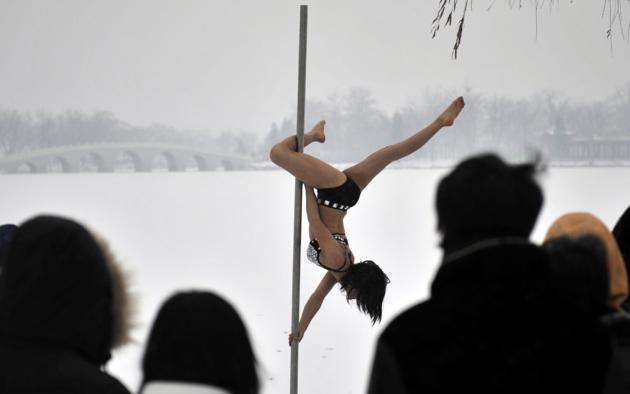 black hair, pole, dancer, inverted, pose, pole dancer, sporty, legs, winter, snow, outdoor