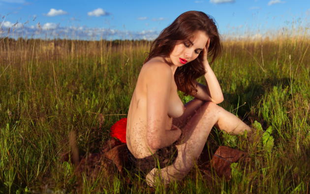 diana, famegirl, brunette, field, red lips, tits