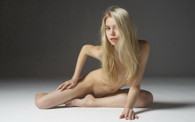 margot, studio nude, blonde, body-art, nude