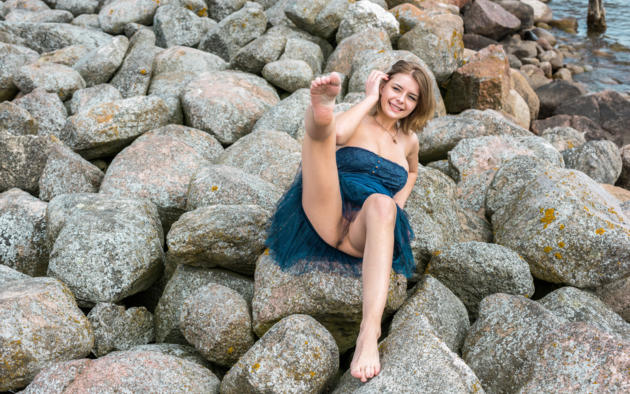 yelena, beach, rocks, dress, no panties, shaved pussy, labia, ass, smile, ultra hi-q