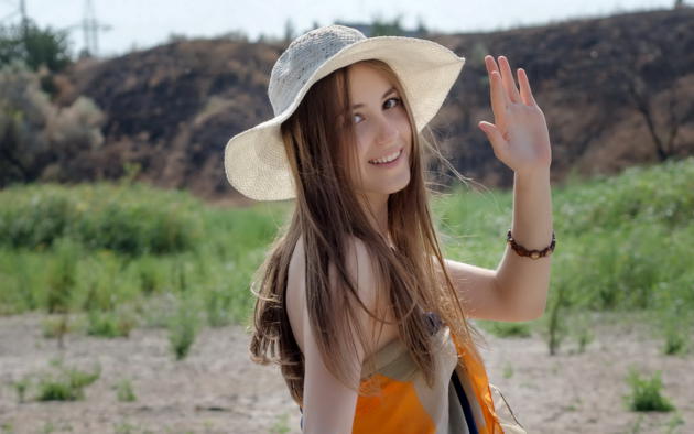hrizantema, cute face, outdoors, smile, beach, hat