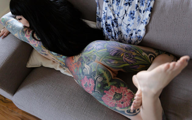 luna blu, brunette, sofa, naked, pov, shaved pussy, labia, ass, tattoo, hi-q