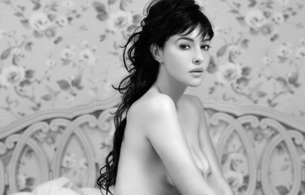 monica bellucci, actress, brunette, titts, black and white, sexy, curly, long hair, topless
