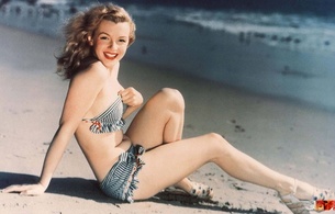 marilyn monroe, hollywood, celebrity, brunette, sexy babe, sitting, smile, beach, sand, water, bikini, smile, legs, heels, 1960, retro, pin up, marilyn, diva, archive photo, femme, personality, sexy, posing attitude, skinny, delici