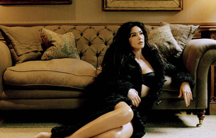monica bellucci, italian, actress, model, brunette, sexy babe, sitting, posing, lingerie, fur, legs, feet, erotic, personality, monica, real celebs wall