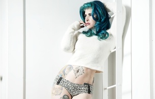 miss mischief, model, blue hair, indoor, fotoshoot, tattoo, posing, bellybutton, tattoos, top, panty, body, kev kool foto