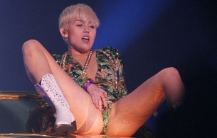miley cyrus, celebrity, american, singer, slim, sexy babe, short hair, blonde, performing, on stage, close up, eyes, face, sexy dressed, legs, spread, cameltoe, boots, miley, skinny, delicious, sexy, perfect girl, real celebs wall