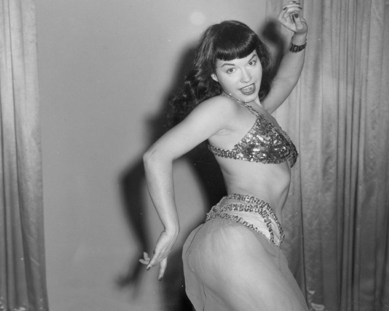 bettie page, betty, bettie, betty page, diva, legend, sexy babe, long hair, posing, smile, sexy dressed, oriental, nice rack, sexy ass, pin up style, black and white, b&w, successfull re-up, real celebs wall, sex symbol, diva, vintage