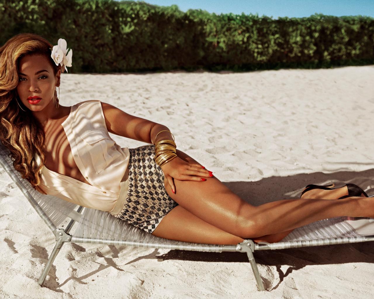 beyonce knowles, brunette, ebony, singer, actor, glamour, exotic, sexy babe, long hair, posing, laying, outdoor, beach, sand, american, american, celebrity, sexy dressed, retro, swimsuit, pin up style, erotic, red lips, legs, high heels, real