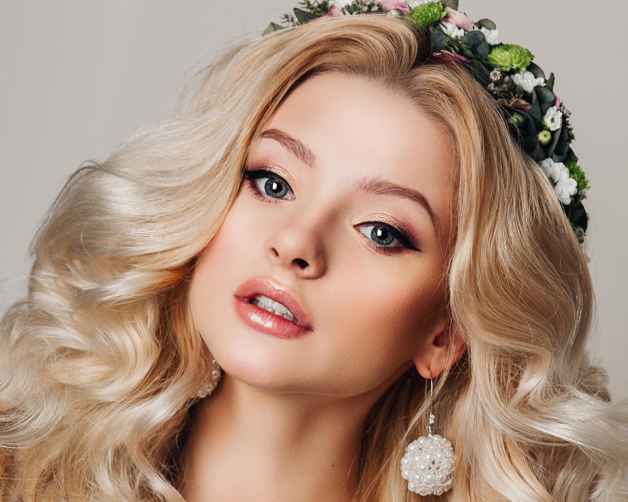 girl, blonde, cute, sweet, makeup, lovely face, earrings, curly hairs, queen