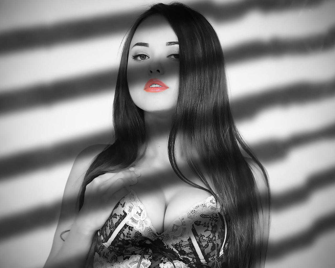 li moon, bra, noir, sexy, brunette, red lips, kiki