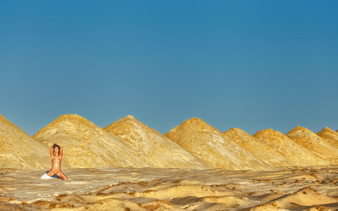 nude, outdoor, blonde, long hair, pretty, sexy, young girl, model, small tits, mountains, sand