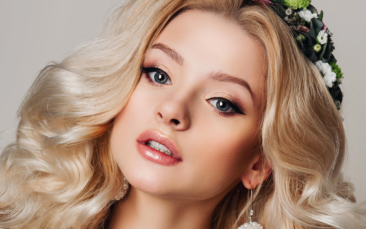 girl, blonde, cute, sweet, makeup, lovely face, earrings, curly hairs, queen