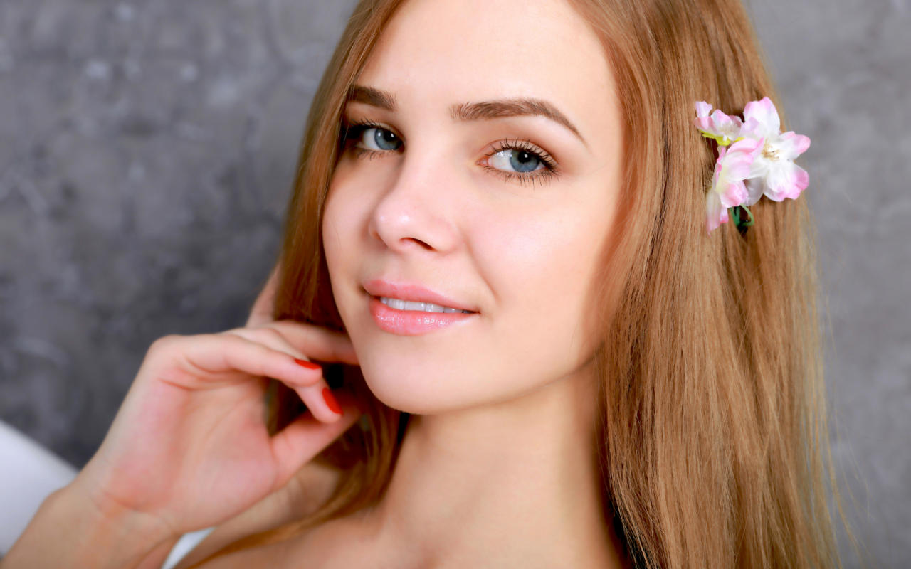 carolina, carolina sampaio, model, blue eyes, russian, smile, sensual lips, 4k, face, flower, portrait
