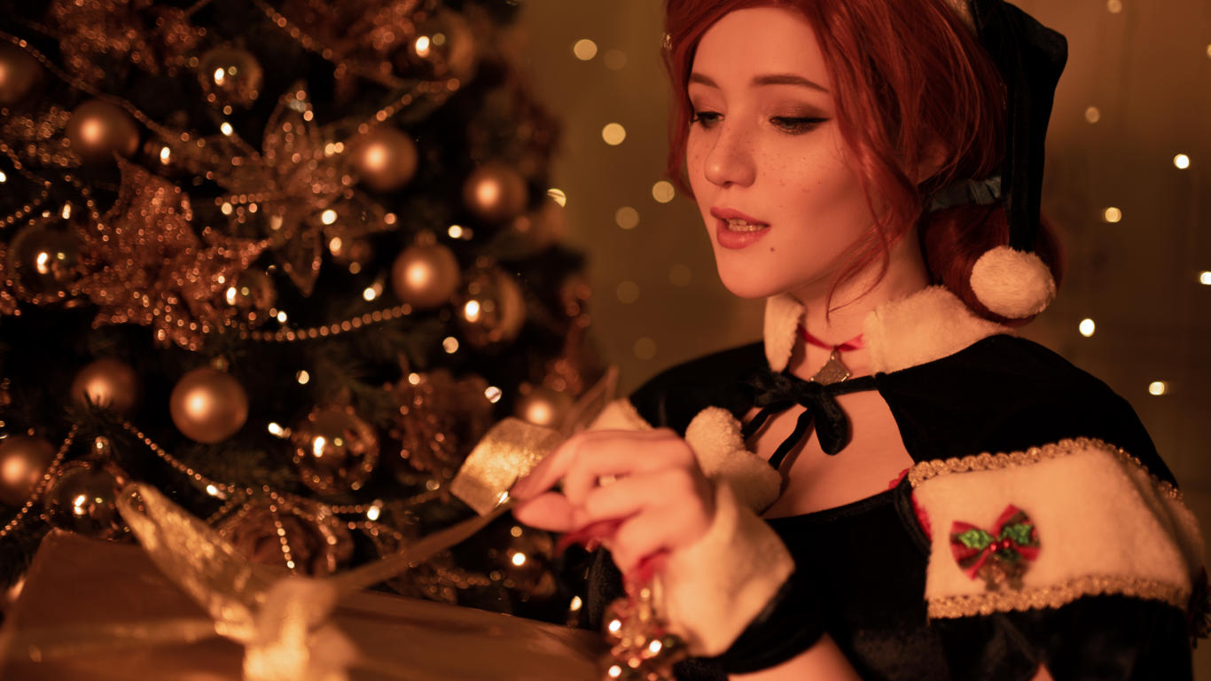 lada lyumos, closeup, hat, lights, christmas tree, new year, christmas, redhead