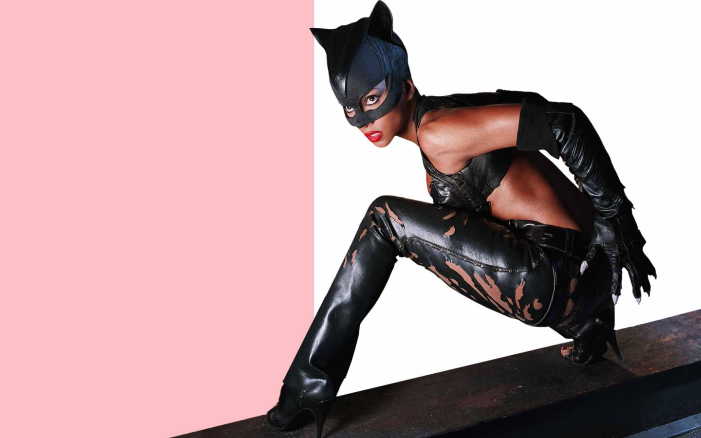 halle berry, sexy babe, ebony, actress, hollywood, glamour, posing, black, leather, costum, mask, pants, top, gloves, high heels, movie, catwoman, batman, ebony gold, real celebs wall
