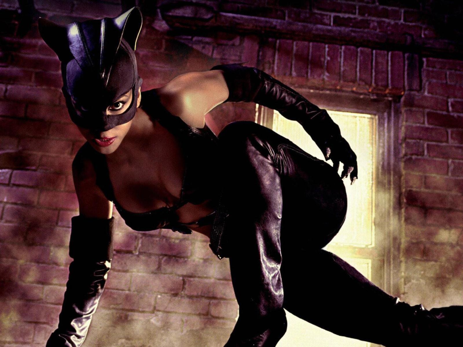 halle berry, sexy babe, ebony, actress, hollywood, glamour, posing, black, leather, costum, mask, pants, top, gloves, high heels, movie, catwoman, sexy, decollete, batman, real celebs wall