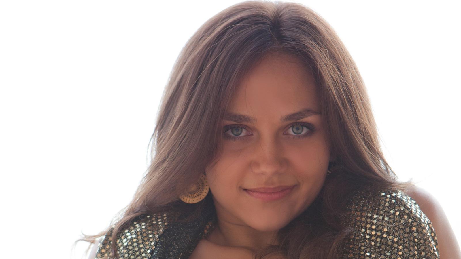 zlatka a, brunette, sexy girl, adult model, ukrainian, lovely face, eyes, earrings, long hair, view, look, smile, great eyes, natural beauty