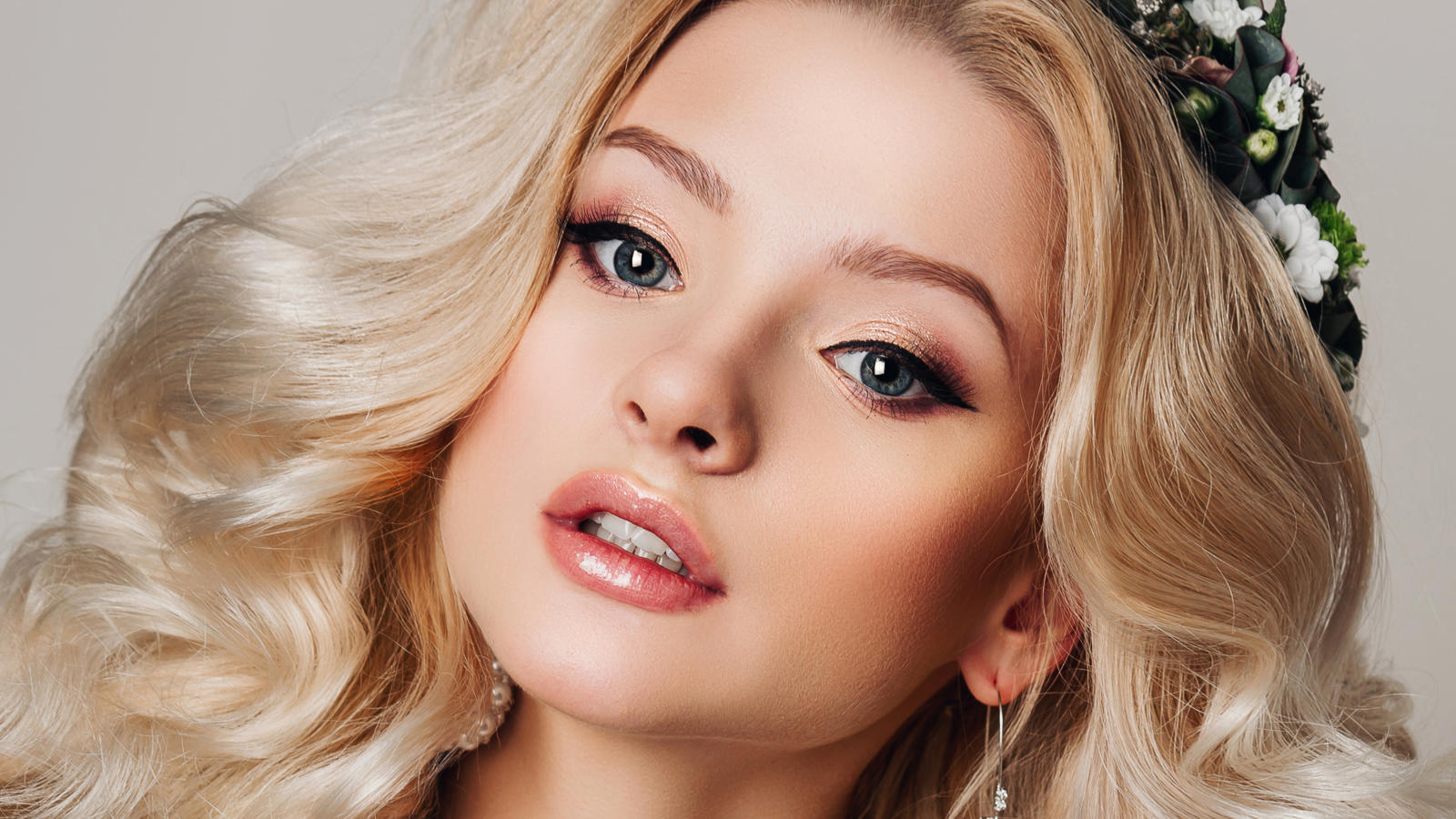 girl, blonde, cute, sweet, makeup, lovely face, earrings, curly hairs, queen