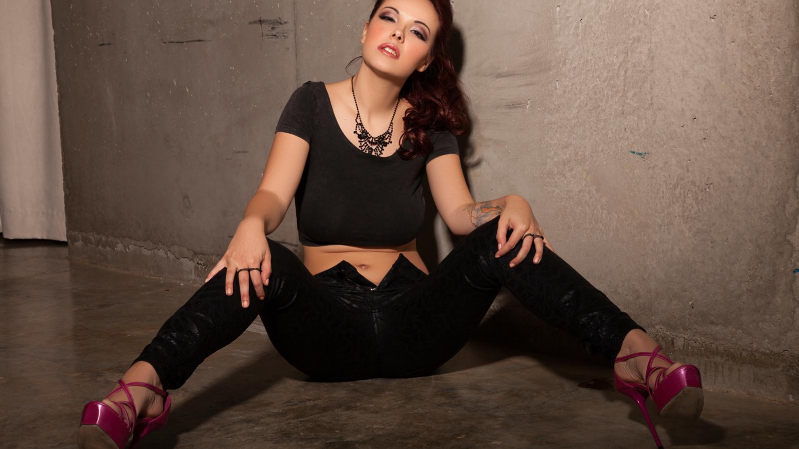 elizabeth marxs, sexy girl, spreading legs, look, non nude, heels