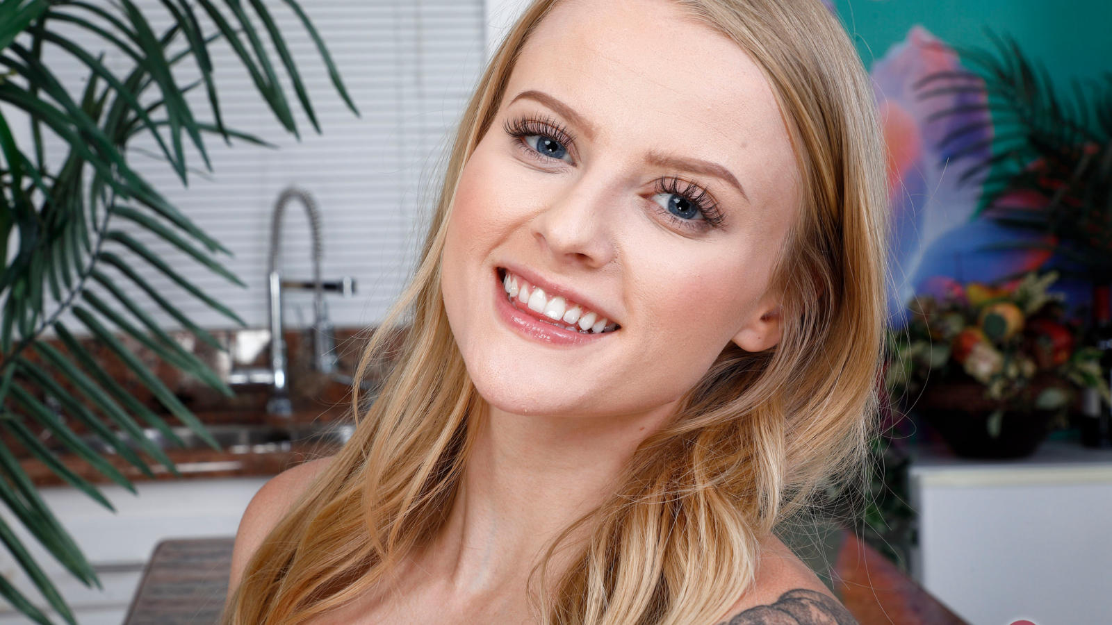 paris white, tattoo, blonde, pale skin, smile