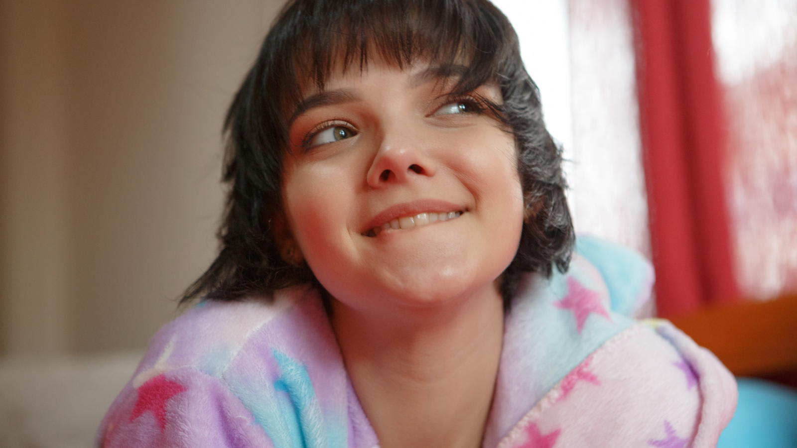 cali, sandra, chanel fenn, hot, model, sexy, young, teen, hi-q, sweet, bed, face, close up, smile, pajamas