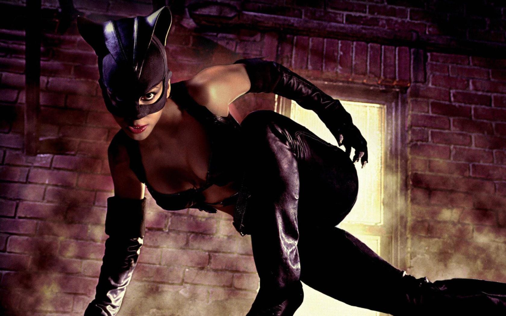 halle berry, sexy babe, ebony, actress, hollywood, glamour, posing, black, leather, costum, mask, pants, top, gloves, high heels, movie, catwoman, sexy, decollete, batman, real celebs wall