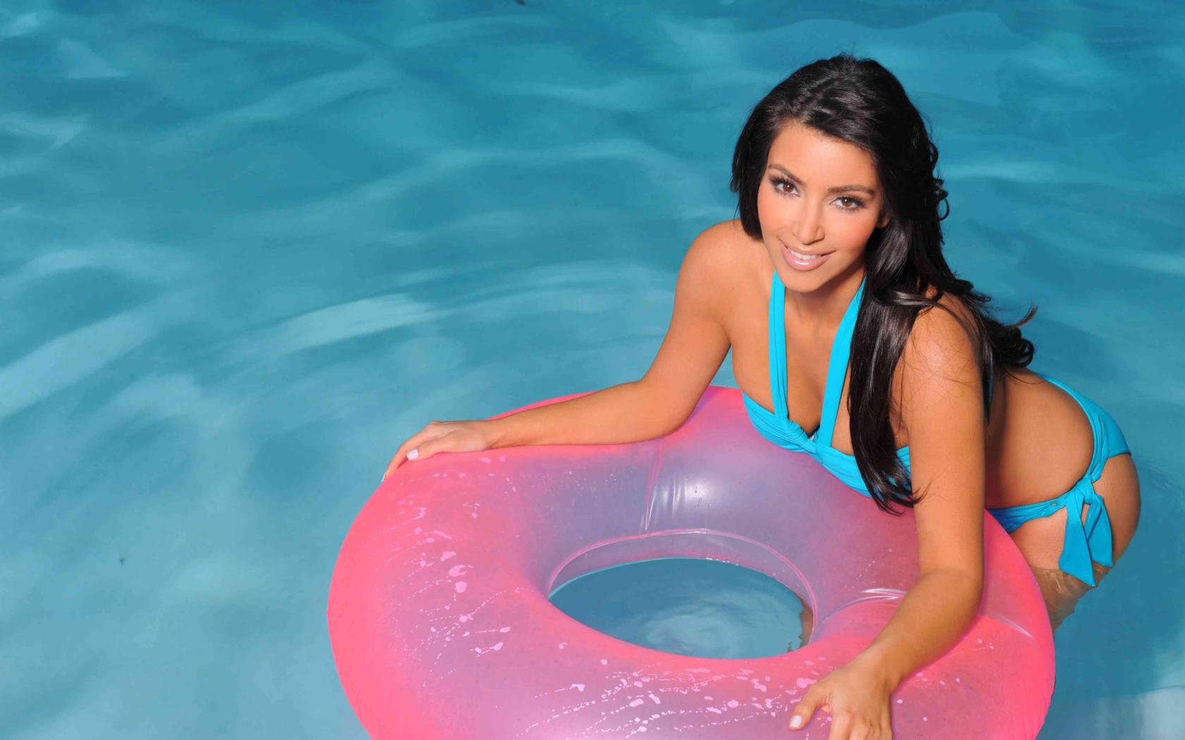 kim kardashian, american, starlet, model, celebrity, exotic, brunette, busty, sexy babe, long hair, pool, water, floating tire, cute, smile, blue, bikini, sexy, decollete, kim, hi-q, real celebs wall