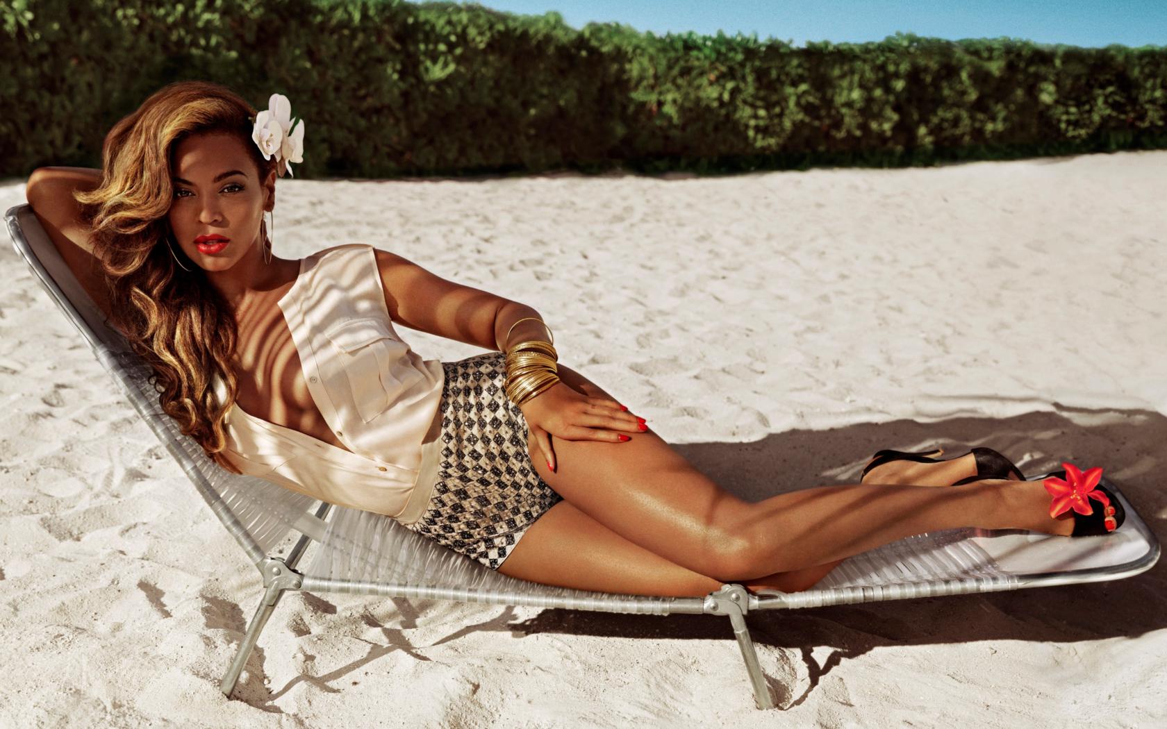 beyonce knowles, brunette, ebony, singer, actor, glamour, exotic, sexy babe, long hair, posing, laying, outdoor, beach, sand, american, american, celebrity, sexy dressed, retro, swimsuit, pin up style, erotic, red lips, legs, high heels, real