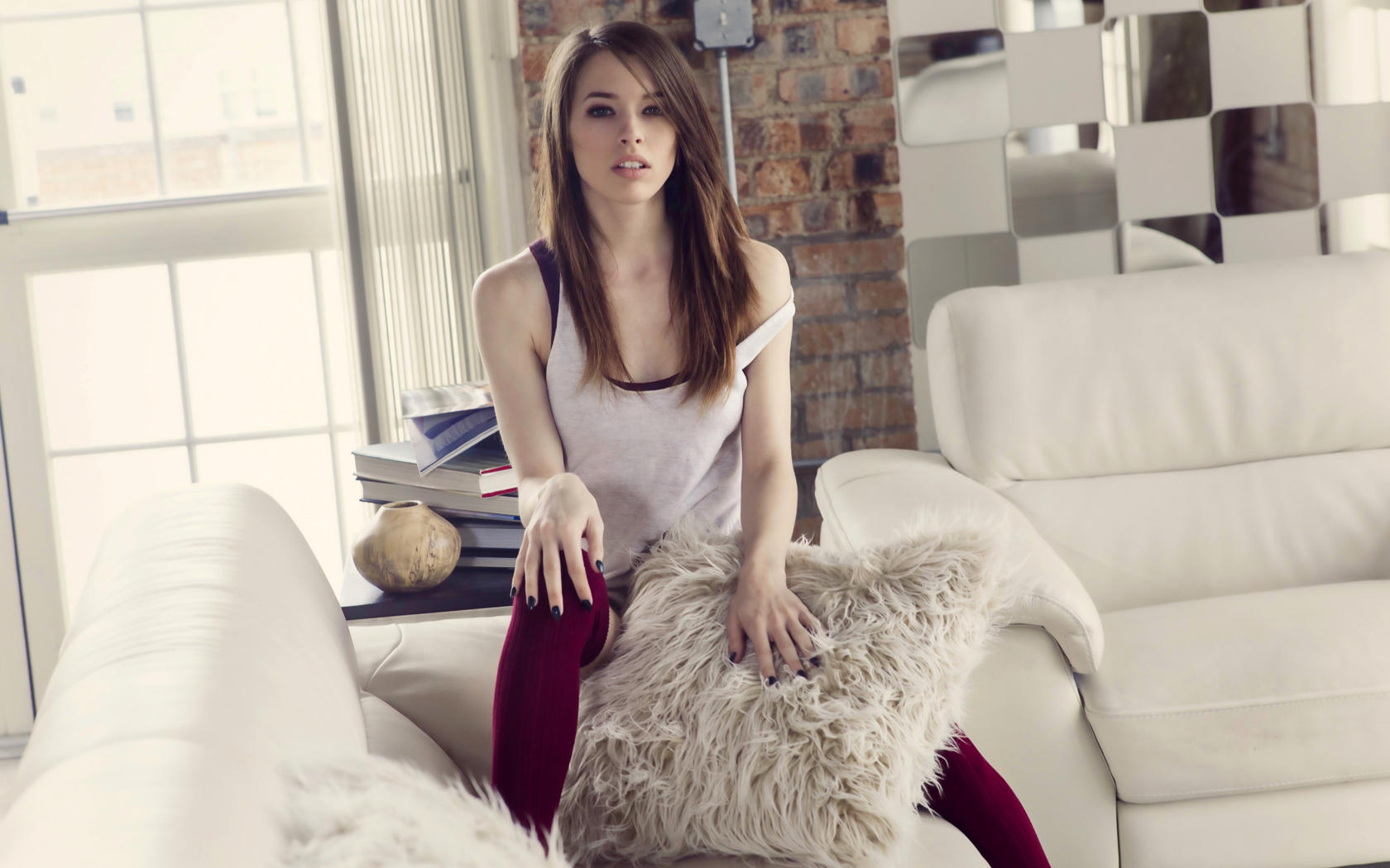 Download photo 1680x1050, lessy, brunette, teen, bed, cute 