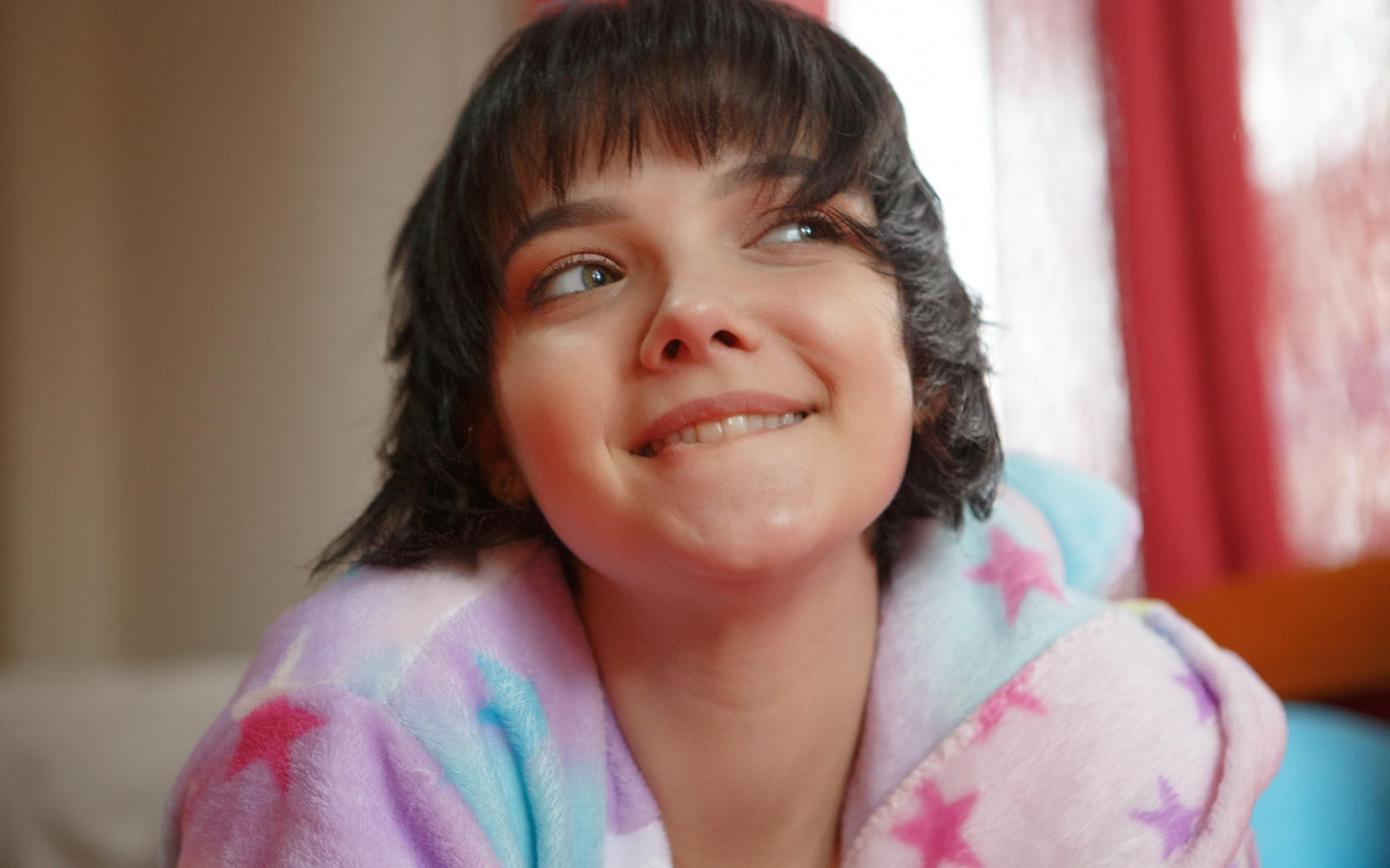 cali, sandra, chanel fenn, hot, model, sexy, young, teen, hi-q, sweet, bed, face, close up, smile, pajamas