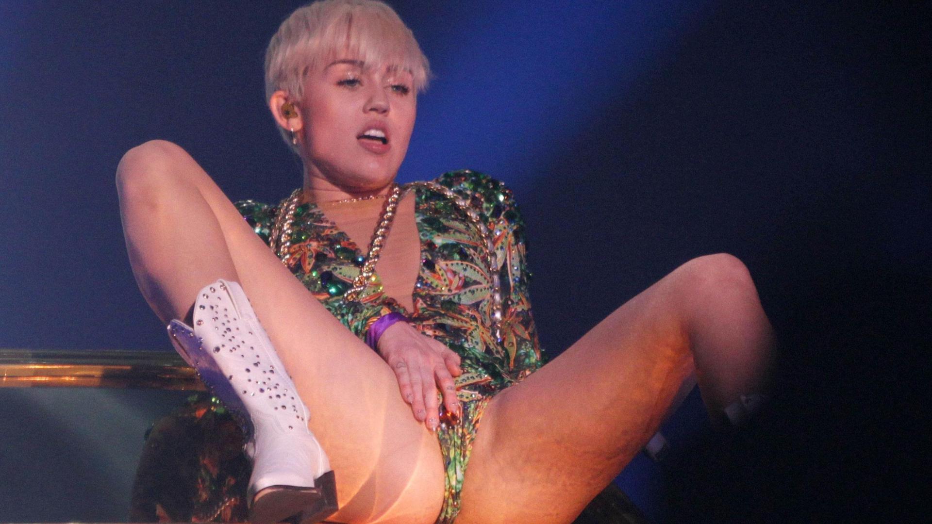 Download photo 1920x1080, miley cyrus, celebrity, american, singer, slim,  sexy babe, short hair, blonde, performing, on stage, close up, eyes, face,  sexy dressed, legs, spread, cameltoe, boots, miley, skinny, delicious,  sexy, perfect