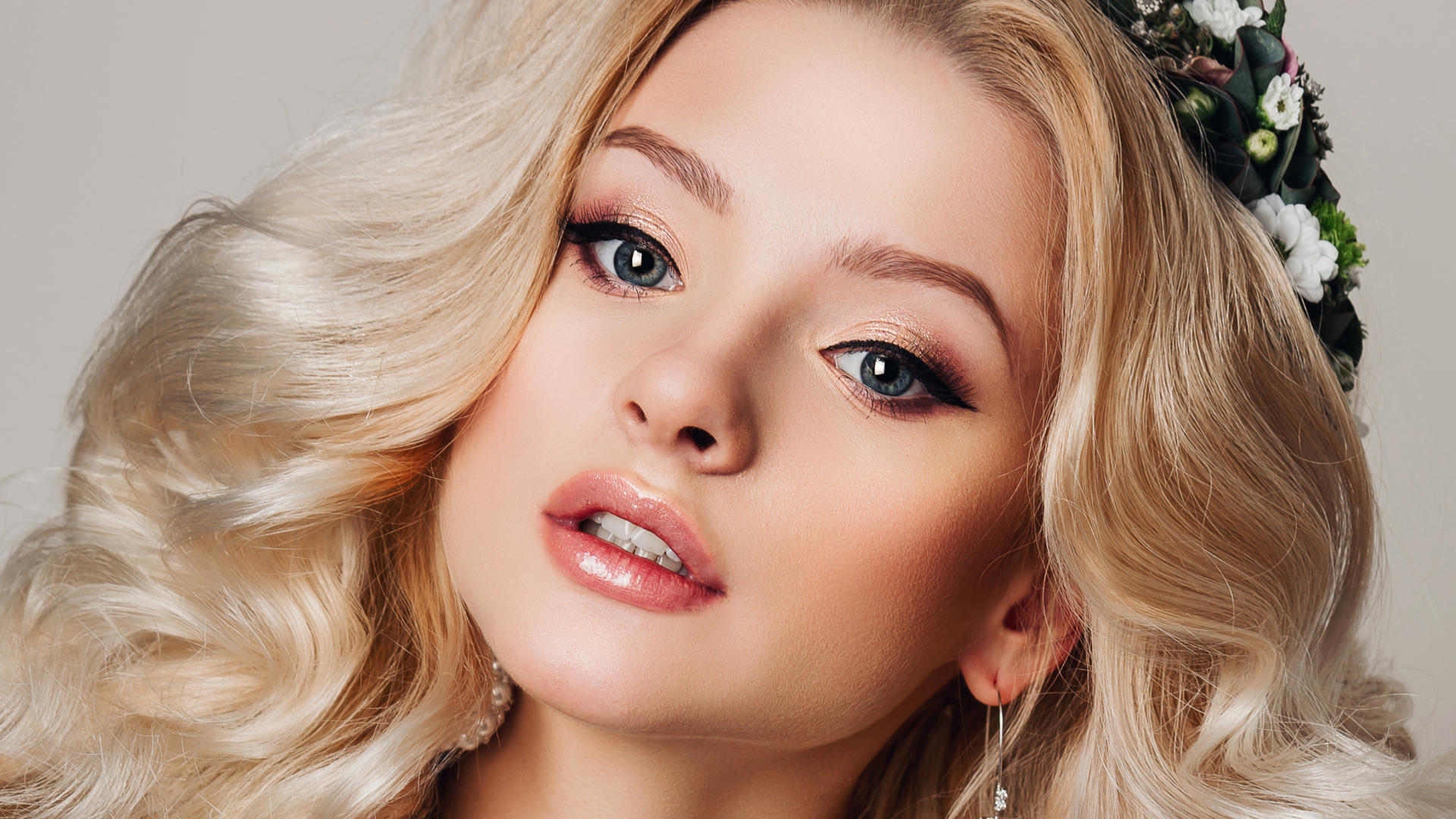 girl, blonde, cute, sweet, makeup, lovely face, earrings, curly hairs, queen